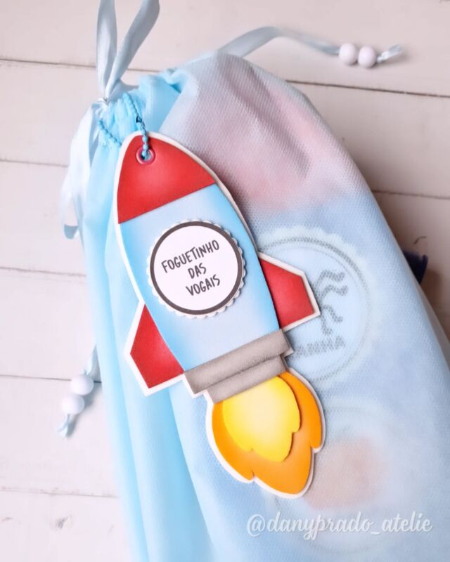 Se existe uma TAG mais linda que essa, desconheço! 🚀✨Ela faz parte da apostila do Foguetinho das Vogais, disponível no site!E a melhor parte? Além do molde para confeccionar em EVA, também tem o arquivo digital da TAG de Foguetinho, todo coloridinho, bonitinho para quem prefere imprimir! 💖🛠️ Apoio da minha parceria:
📌 @grazy_vassoler#vogais #moldesvogais