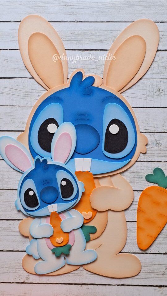 🐰🥕Sabe aquele momento quando você ama o Stitch 🩵 e sonha com uma peça perfeita para a Páscoa? Meu sonho, meu sonho, meu sonho! 😍A nova apostila chegou trazendo um molde super adaptável! Com ela, você pode criar tanto o coelhinho 🐇 quanto a coelhinha, além de adaptar para fazer o Stitch ou a Angel 🩷 fantasiados de coelho!📏 Todos os moldes são vetorizados e vêm em dois tamanhos diferentes (65 cm e 35 cm), além do molde da cenourinha 🥕 para complementar a peça!Apoio 🩷🤝
@grazy_vassoler🔗 O link está nos Stories! Corre lá!Me conta o que achou dessa fofura! 😍